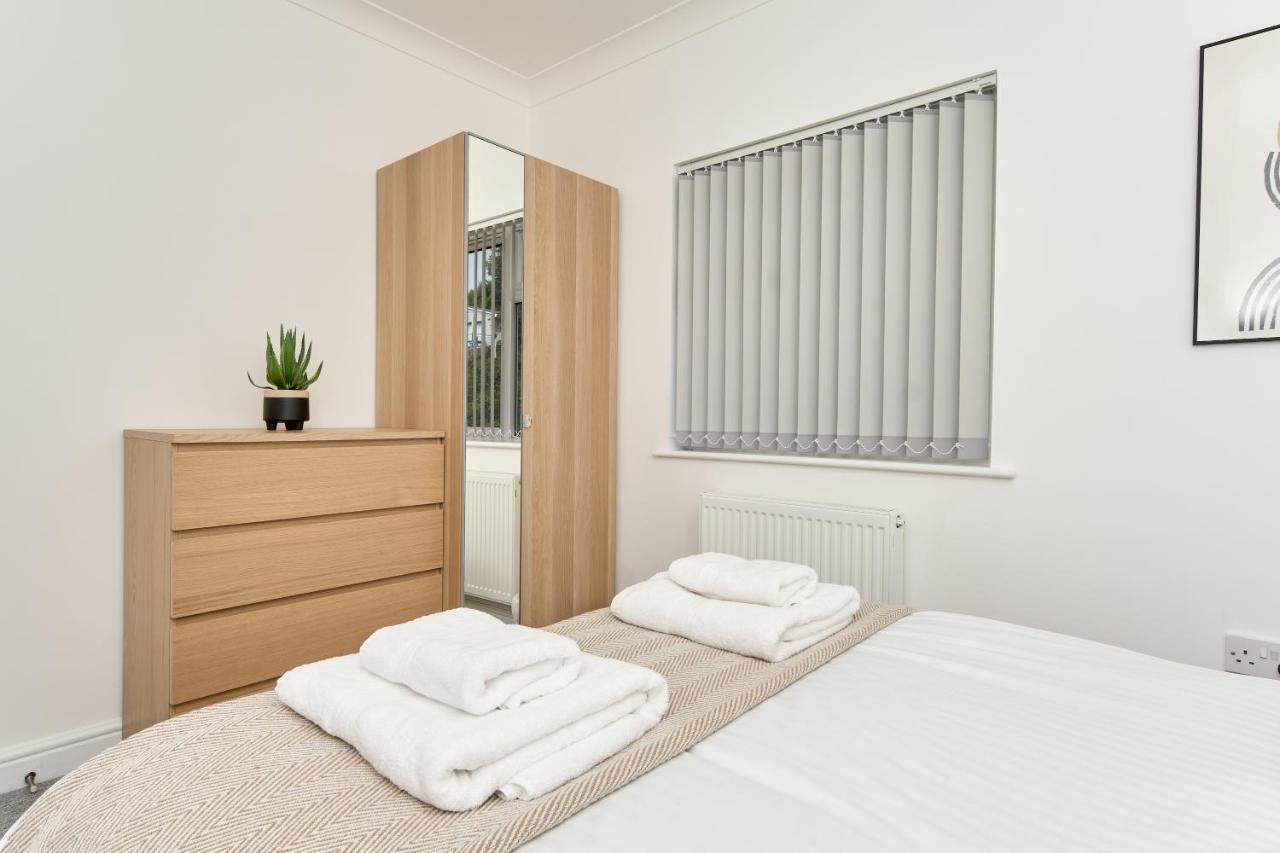 Beautiful 3 Bed Apartment In Bonchurch - Nr Ventnor - Large Outside Terrace & Parking - Dog Friendly - The Perfect Choice For Couples, Friends, Families - 5 Mins To Beach Exterior foto